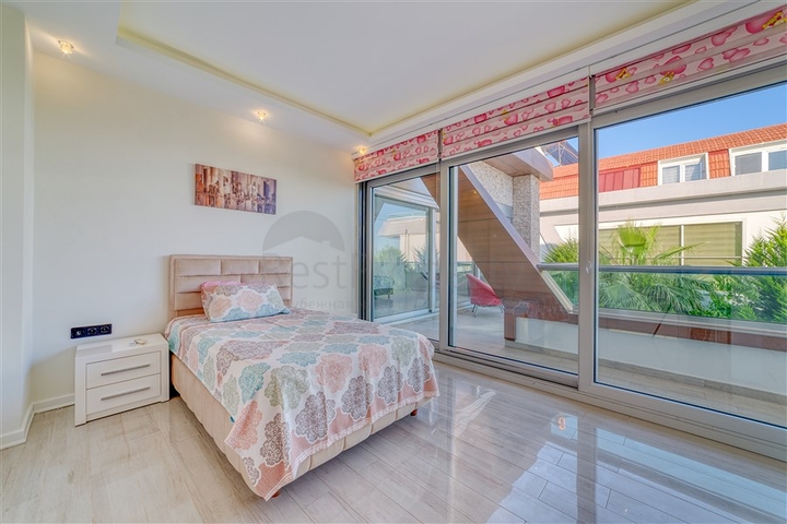 Просторная вилла с панорамным видом на море в центральной части Аланьи