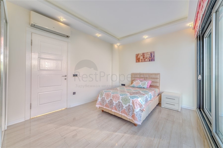 Просторная вилла с панорамным видом на море в центральной части Аланьи