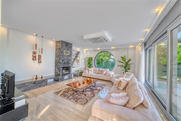 Просторная вилла с панорамным видом на море в центральной части Аланьи