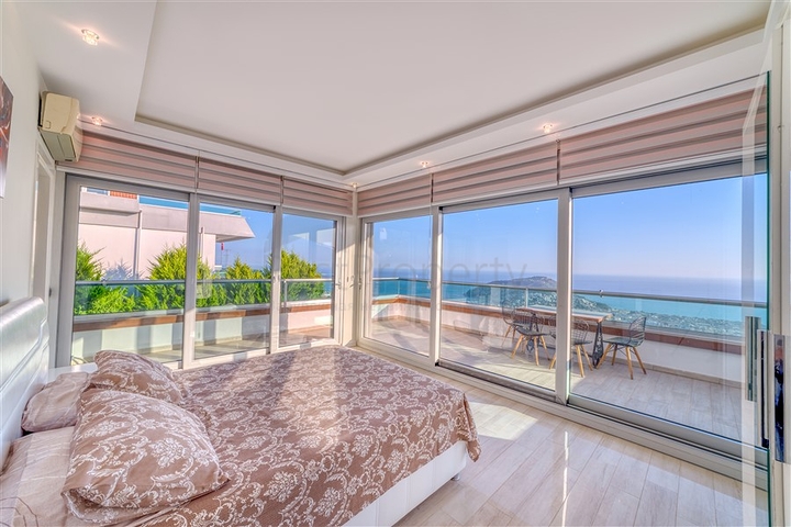 Просторная вилла с панорамным видом на море в центральной части Аланьи