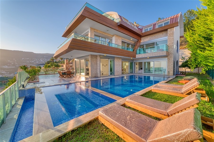 Просторная вилла с панорамным видом на море в центральной части Аланьи