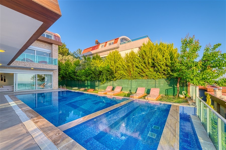 Просторная вилла с панорамным видом на море в центральной части Аланьи