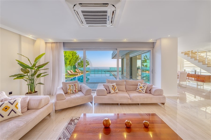 Просторная вилла с панорамным видом на море в центральной части Аланьи