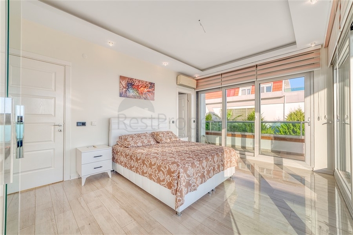 Просторная вилла с панорамным видом на море в центральной части Аланьи