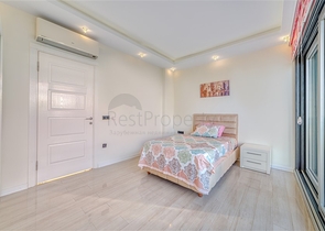 Просторная вилла с панорамным видом на море в центральной части Аланьи