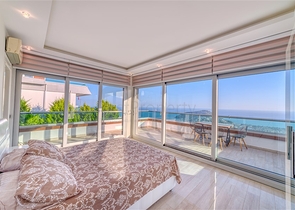 Просторная вилла с панорамным видом на море в центральной части Аланьи