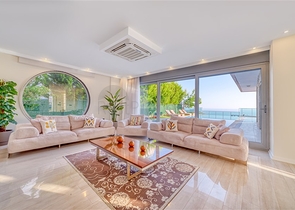 Просторная вилла с панорамным видом на море в центральной части Аланьи