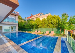 Просторная вилла с панорамным видом на море в центральной части Аланьи