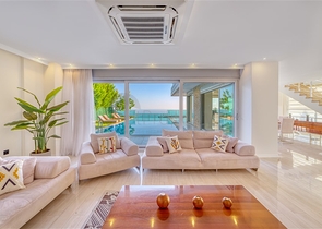 Просторная вилла с панорамным видом на море в центральной части Аланьи