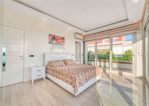 Просторная вилла с панорамным видом на море в центральной части Аланьи