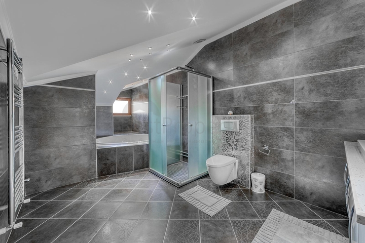 Просторный пентхаус у моря с видом и комфортом 