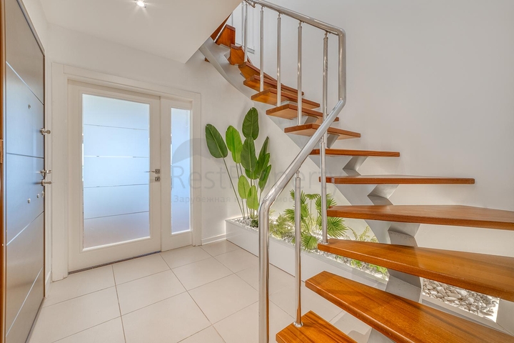 Просторный пентхаус у моря с видом и комфортом 