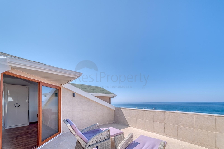 Просторный пентхаус у моря с видом и комфортом 