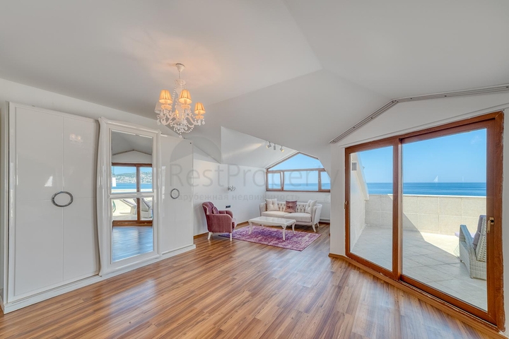 Просторный пентхаус у моря с видом и комфортом 