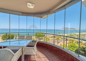 Просторный пентхаус у моря с видом и комфортом 