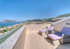 Просторный пентхаус у моря с видом и комфортом 