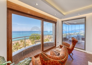 Просторный пентхаус у моря с видом и комфортом 