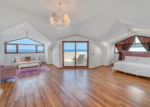 Просторный пентхаус у моря с видом и комфортом 