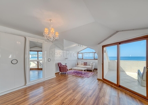 Просторный пентхаус у моря с видом и комфортом 