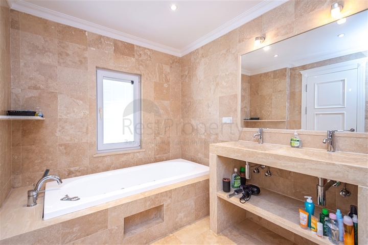 Роскошная вилла с видом на море в престижном районе Коналкы