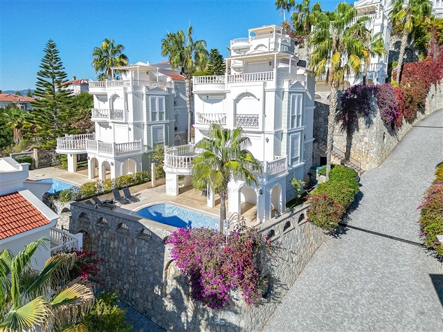 Роскошная вилла с видом на море в престижном районе Коналкы