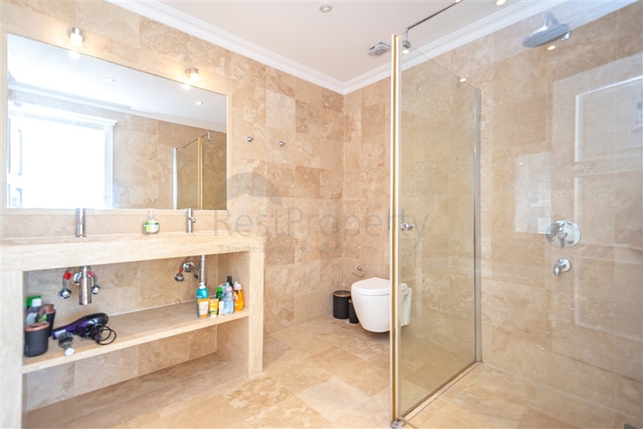 Роскошная вилла с видом на море в престижном районе Коналкы