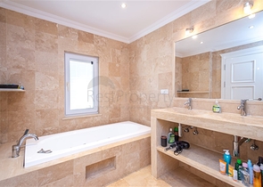 Роскошная вилла с видом на море в престижном районе Коналкы