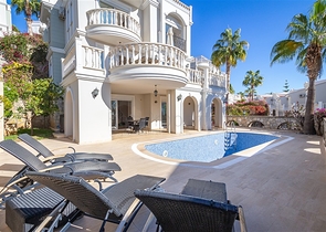 Роскошная вилла с видом на море в престижном районе Коналкы