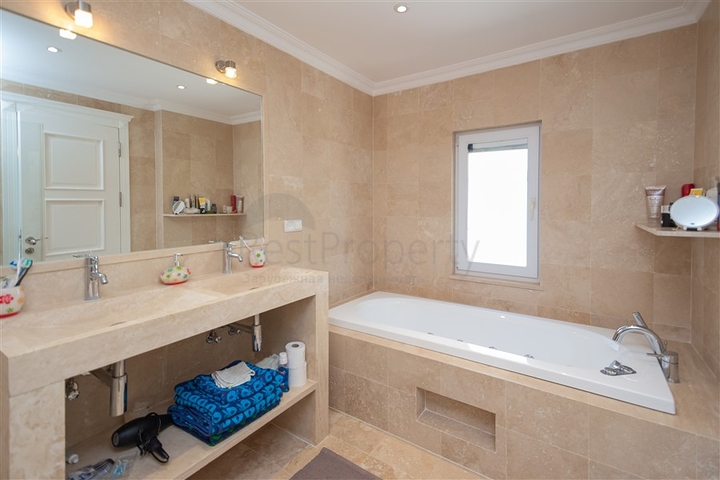 Роскошная вилла с панорамным видом на море в одном из самых престижных районов Алании