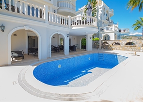 Роскошная вилла с панорамным видом на море в одном из самых престижных районов Алании