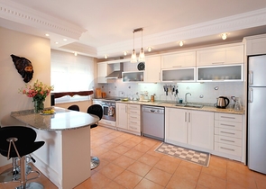 Просторная меблированная квартира в престижном районе Оба