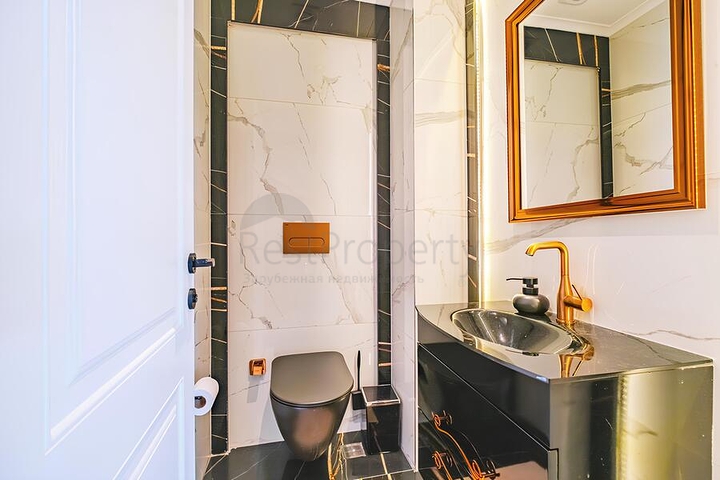 Роскошный пентхаус 4+1 с панорамным видом на море в центре Аланьи