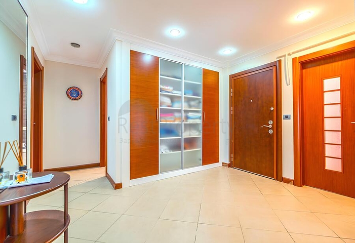 Просторная квартира 3+1 с отдельной кухней у моря в центре Аланьи