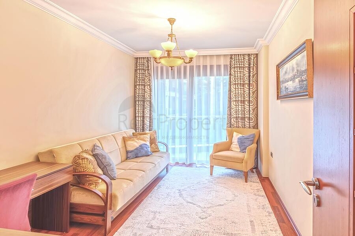 Просторная квартира 3+1 с отдельной кухней у моря в центре Аланьи