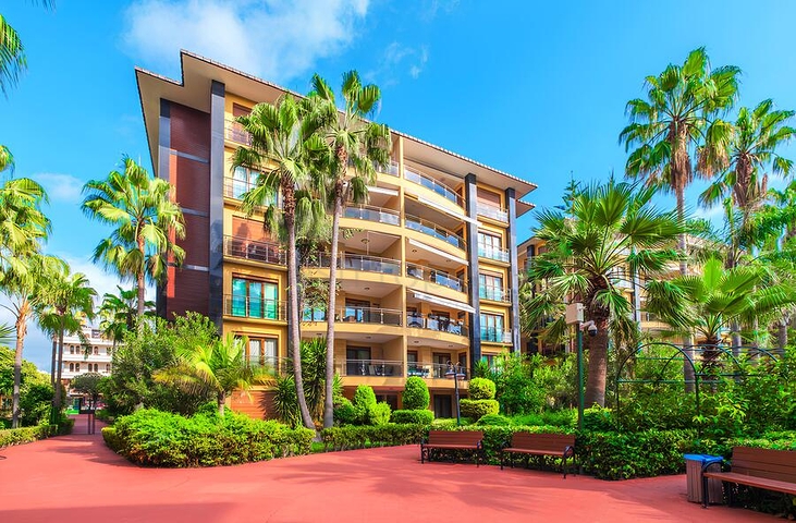 Просторная квартира 3+1 с отдельной кухней у моря в центре Аланьи