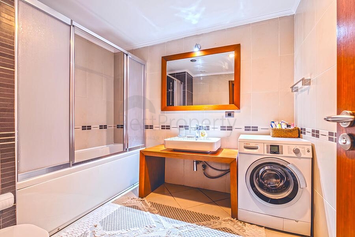 Просторная квартира 3+1 с отдельной кухней у моря в центре Аланьи