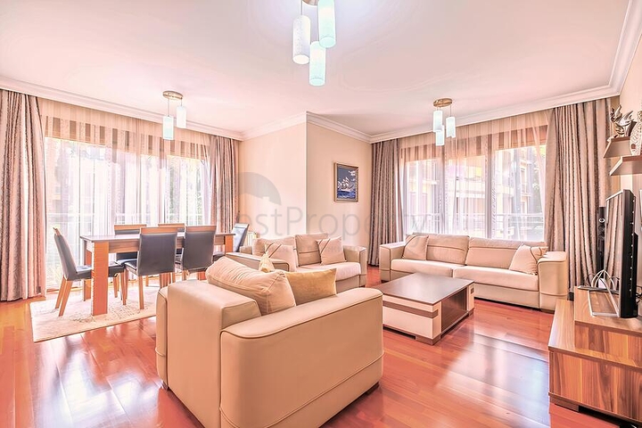 Просторная квартира 3+1 с отдельной кухней у моря в центре Аланьи