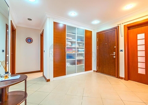 Просторная квартира 3+1 с отдельной кухней у моря в центре Аланьи