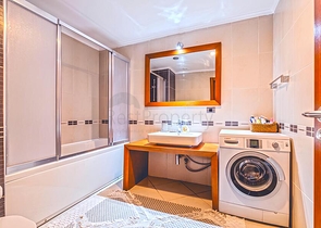 Просторная квартира 3+1 с отдельной кухней у моря в центре Аланьи