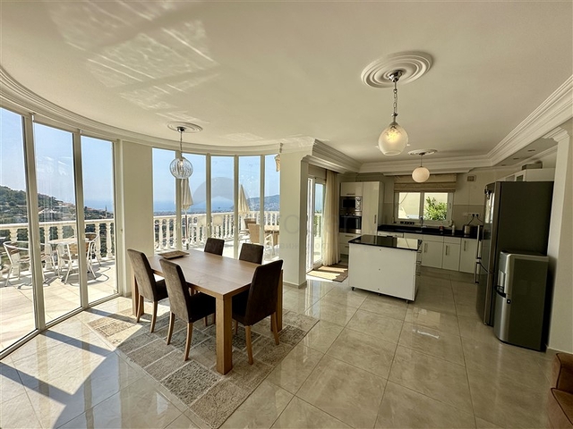 Просторная вилла с панорамным видом на море в Аланье