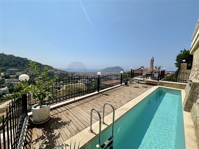 Просторная вилла с панорамным видом на море в Аланье