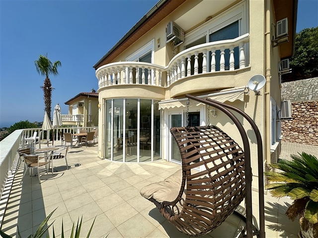 Просторная вилла с панорамным видом на море в Аланье