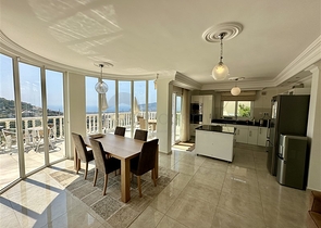 Просторная вилла с панорамным видом на море в Аланье