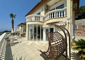 Просторная вилла с панорамным видом на море в Аланье