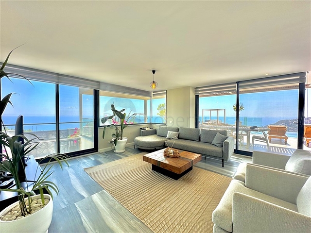 Просторная вилла с панорамным видом на море в сердце Аланьи