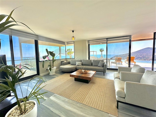 Просторная вилла с панорамным видом на море в сердце Аланьи