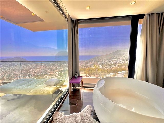 Просторная вилла с панорамным видом на море в сердце Аланьи