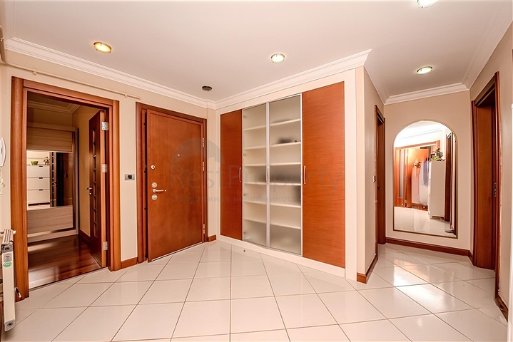 Просторная квартира у моря с богатой инфраструктурой в центре Аланьи