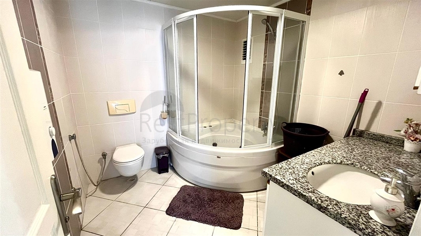 Просторная квартира 2+1 с бассейном и развитой инфраструктурой в центре Махмутлара