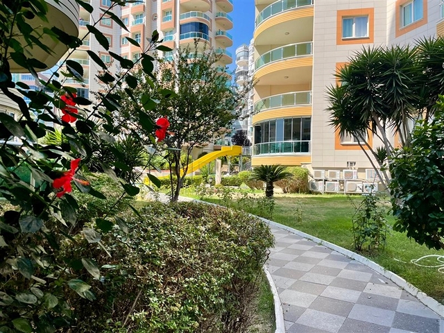 Просторная квартира 2+1 с бассейном и развитой инфраструктурой в центре Махмутлара